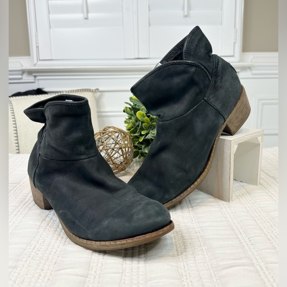 UGG “Darling” Suede Ankle Boots in Black Size 9.5 - Picture 2 of 5